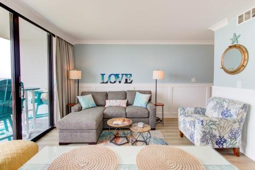 sala de estar con sofá y mesa en 0304 Bountiful Bliss by Atlantic Towers en Carolina Beach