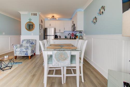 een keuken en eetkamer met een tafel en stoelen bij 0304 Bountiful Bliss by Atlantic Towers in Carolina Beach