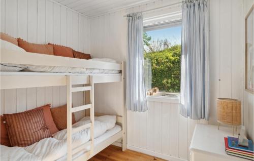 um quarto com beliches e uma janela em Stunning Home In Knebel With House Sea View em Ørby