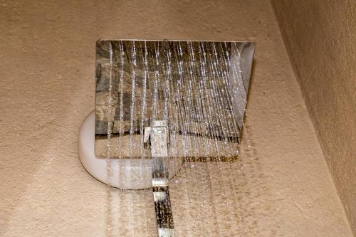 Una ducha con agua saliendo de ella en Buhala @ 411, en Hoedspruit