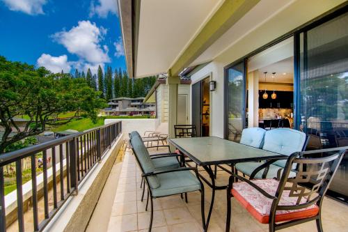 eine Terrasse mit Tisch und Stühlen auf einem Balkon in der Unterkunft Kapalua Golf Villa 16V 2 in Kahana