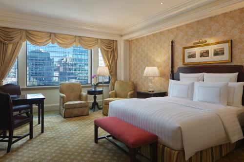 Habitación de hotel con cama, escritorio y sillas en The Ritz-Carlton Beijing, en Beijing