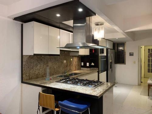 uma cozinha com um fogão e uma bancada em Casa de Cielo y Mar en Cancún em Cancún