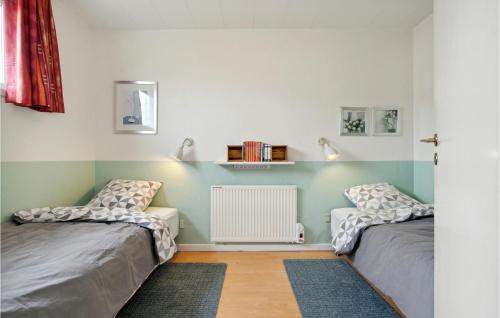 FæbækにあるTerrassehusのベッド2台とラジエーターが備わる客室です。