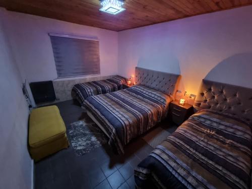 ein Hotelzimmer mit 2 Betten und einem Fenster in der Unterkunft Departamento por día in Río Gallegos
