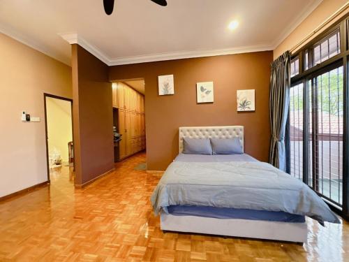 1 dormitorio con cama y ventana grande en B04 Modern Deluxe Homestay, en Johor Bahru