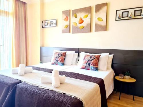 two beds in a hotel room with two beds at 1HAB en Castillo Santa Clara in Torremolinos
