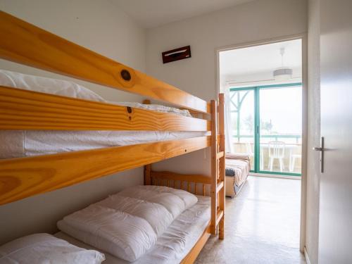 deux lits superposés dans une chambre avec balcon dans l'établissement Appartement à Mimizan Plage pour 4 pers, face à l'océan, balcon, parking, ménage inclus - FR-1-50-120, à Mimizan