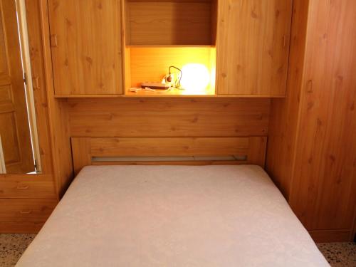 Cette petite chambre comprend un lit dans une cabine. dans l'établissement Appartement T2 en RDC avec terrasse, à 500m du centre de Port-la-Nouvelle, parking et animaux admis - FR-1-229C-81, à Port-la-Nouvelle