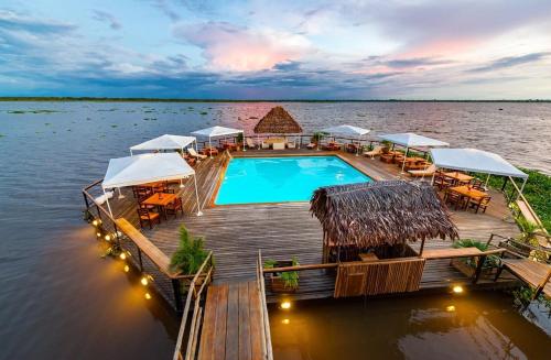 een resort aan het water met een zwembad bij AMAZON HOST APARTMENTS in Iquitos
