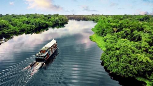 een boot in het midden van een rivier bij AMAZON HOST APARTMENTS in Iquitos