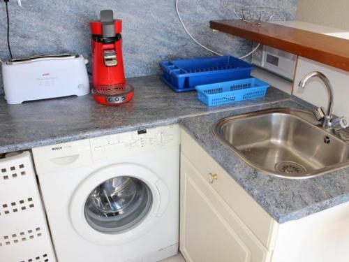 un comptoir de cuisine avec un lave-linge et un mixeur dans l'établissement Appt 2P cabine, 6 couchages avec piscine et parking à Gruissan, près plage et port - FR-1-229-868, à Gruissan