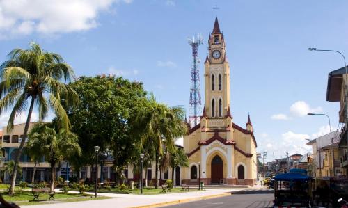 een kerk met een klokkentoren op een straat bij AMAZON HOST APARTMENTS in Iquitos