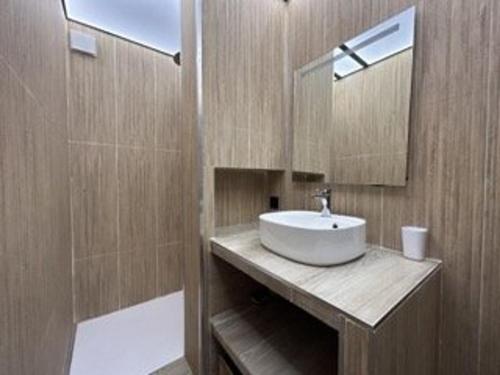 une salle de bain avec un lavabo et un miroir dans l'établissement Appartement lumineux 6 couchages, 3 pièces, parking, rénové, à 300m de la plage - FR-1-225C-131, à Banyuls-sur-Mer