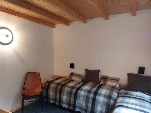 - une chambre avec 2 lits et une horloge murale dans l'établissement Studio cosy 2 pers, 13m², proche pistes et commerces, Arc 1800 Villards - FR-1-411-894, à Bourg-Saint-Maurice