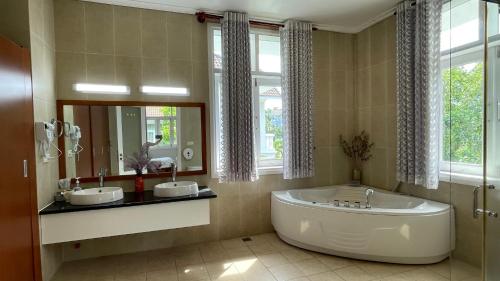 a large bathroom with a large tub and two sinks at Villa Mui Ne Phan Thiet SeaView in Mui Ne