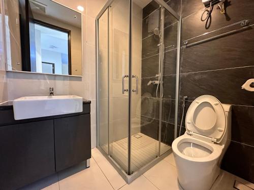 een badkamer met een douche, een toilet en een wastafel bij Country Garden Cozy 2 Bedroom @ By Hauz Cinta in Johor Bahru