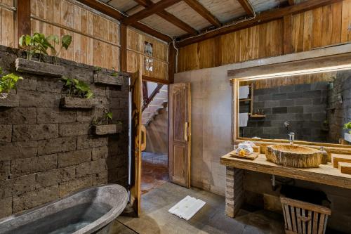 烏布的住宿－Joglo Organik Guesthouse，带浴缸和盥洗盆的浴室