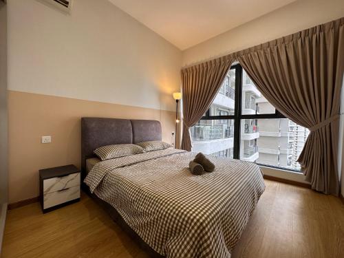 um quarto com uma cama e uma grande janela em Country Garden Cozy 2 Bedroom @ By Hauz Cinta em Johor Bahru