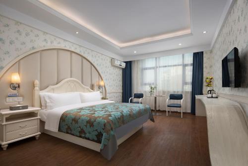 ein Hotelzimmer mit einem Bett und einem Schreibtisch in der Unterkunft Morninginn, Shuangfeng Platinum Huafu in Shuangfeng