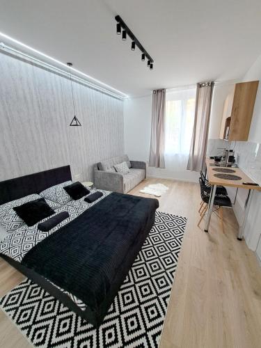 a bedroom with a bed and a desk in it at Belvárosi Lux Apartman in Vásárosnamény