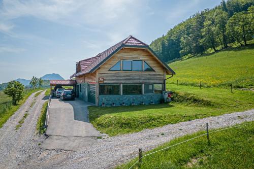 uma casa ao lado de uma estrada de terra em Ranch Stojnšek House With Sauna - Happy Rentals em Rogaška Slatina