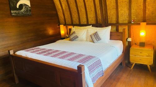 Un pat sau paturi într-o cameră la Pondok sari homestay