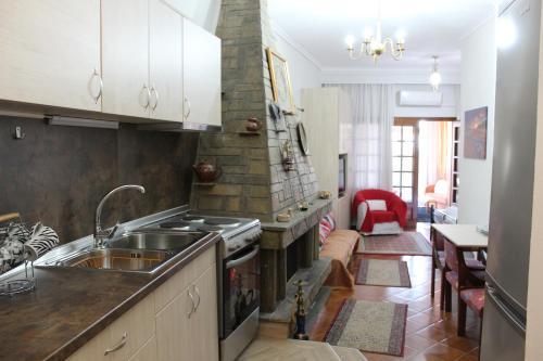 une cuisine avec un évier et une cuisinière dans l'établissement The Romance # 01, à Kavala