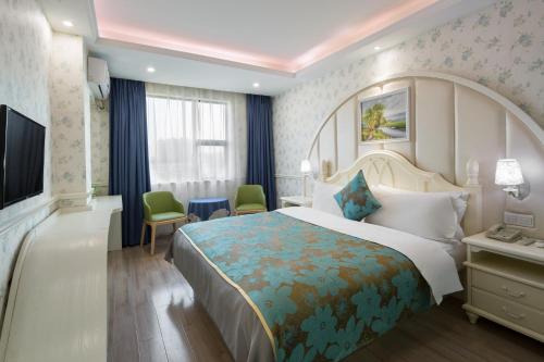 a hotel room with a bed and a television at Morninginn, Radio and Television Center Xianglong Metro Station in Xingsha