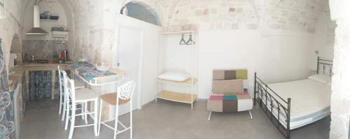 Habitación pequeña con cama y cocina en Casa Zia Menga, en Ceglie Messapica
