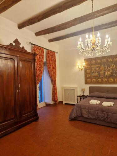 Un dormitorio con una cama y una lámpara de araña. en DOMUS SAN CARLO LUXURY, en Caserta