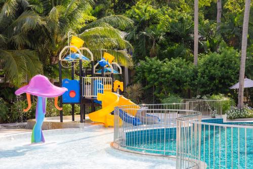 einen Wasserpark mit Rutsche und Spielplatz in der Unterkunft The Fair House Beach Resort & Hotel in Strand Chaweng Noi