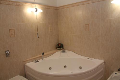 bagno con vasca e servizi igienici di Park Hotel Gianfranco a Roccella Ionica
