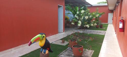 posąg ptaka na słupie obok budynku w obiekcie Hotel Munch w mieście Managua