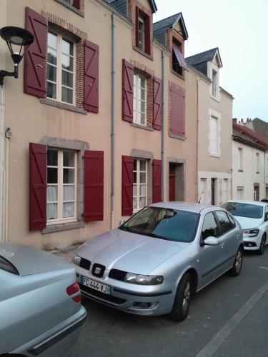 ein silbernes Auto, das vor einem Gebäude parkt in der Unterkunft Studio 17 min puy du fou in Pouzauges