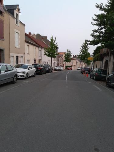 eine leere Straße mit am Straßenrand geparkt in der Unterkunft Studio 17 min puy du fou in Pouzauges