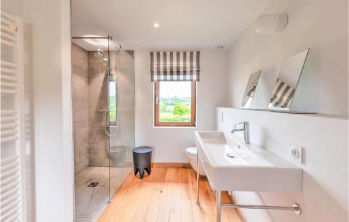y baño con lavabo y ducha. en Beautiful Home In Saint-georges-en-auge With Wifi And 3 Bedrooms en Saint-Georges-en-Auge