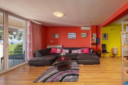 Χώρος καθιστικού στο Colourful Seaview Apartment - Happy Rentals