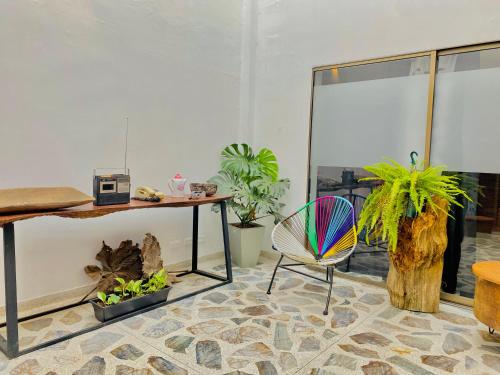 a room with a desk and a chair and plants at Casa compartida ''Central Hostel'' in Medellín