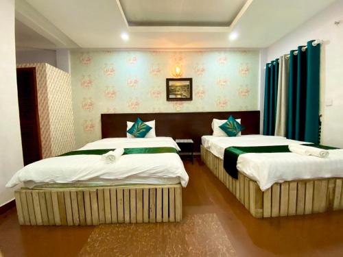two beds in a hotel room with at Moonlight Villa in Phnom Penh