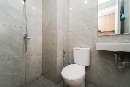 RedLiving Apartemen Sayana - Premium Property في Tambun-lobangbuaja: حمام مع مرحاض ومغسلة ودش