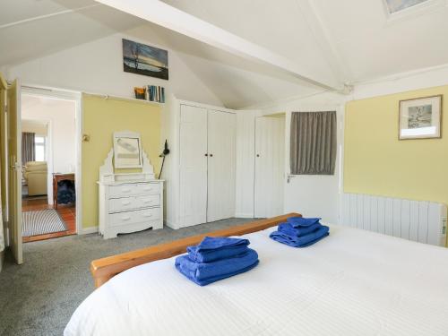 Una cama o camas en una habitación de The Sir Peter Scott Lighthouse