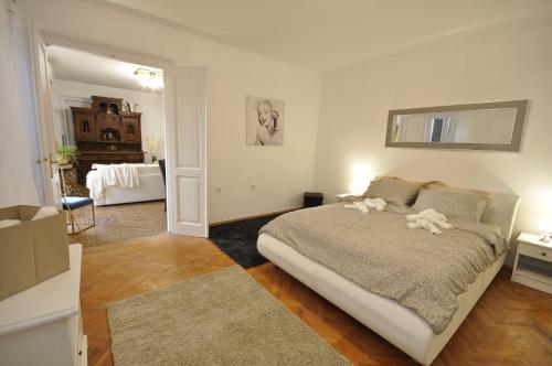 un dormitorio con una cama con dos animales de peluche en BAKITA, en Rijeka
