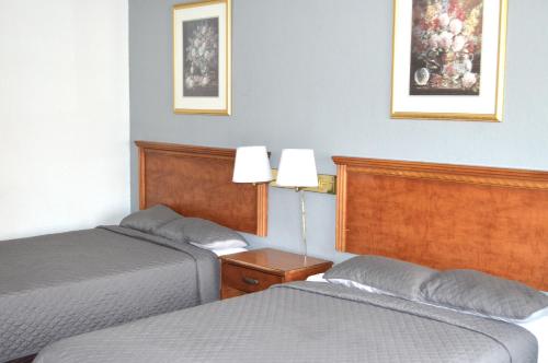 pokój hotelowy z 2 łóżkami i 2 lampami w obiekcie Americas Best Value Inn and Suites St. Cloud w mieście Saint Cloud