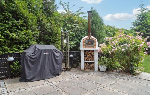 a garden with a gate and an outdoor grill at Stunning Home In Stokkemarke With Wifi in Stokkemarke