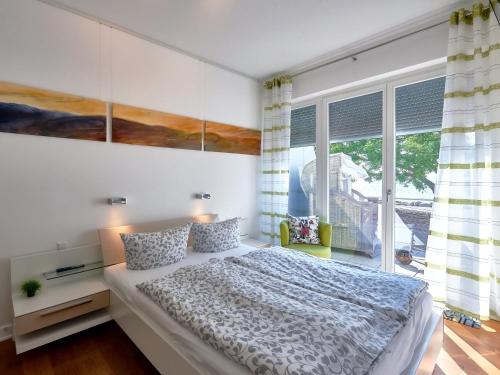 Ένα ή περισσότερα κρεβάτια σε δωμάτιο στο Ostseeresidenz Sassnitz - WG 7 mit Sauna, Terrasse, Meerblick