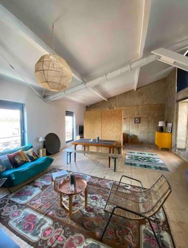 un salon avec un canapé et une table dans l'établissement Loft sur les toits d'arles, à Arles