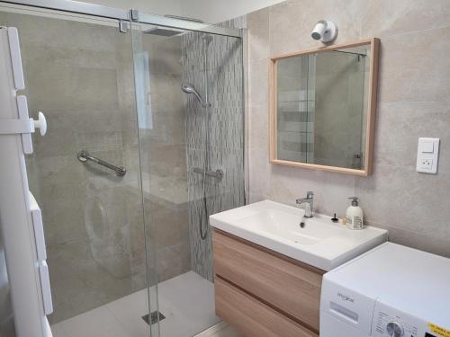 une salle de bain avec une douche, un lavabo et un miroir dans l'établissement Maison sur ile d'Oléron, à Saint-Pierre-dʼOléron