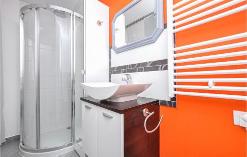 La salle de bains est pourvue d'un lavabo et d'une douche. dans l'établissement 2 Bedroom Beautiful Apartment In Biot, à Biot