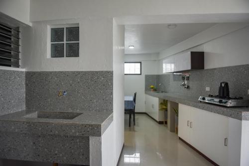 Dapur atau dapur kecil di Whitehaus BnB
